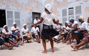 mulher cabo verdiana a dançar no batuku