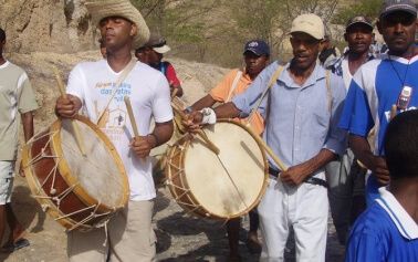 homens cabo verdianos a tocar tambor