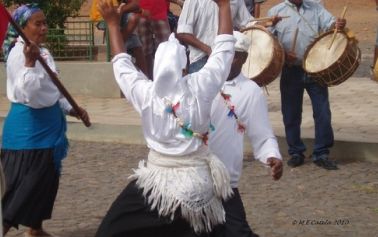 mulheres cabo verdianas a dançar