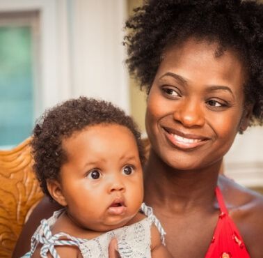 Mulher cabo verdiana com bebé ao colo