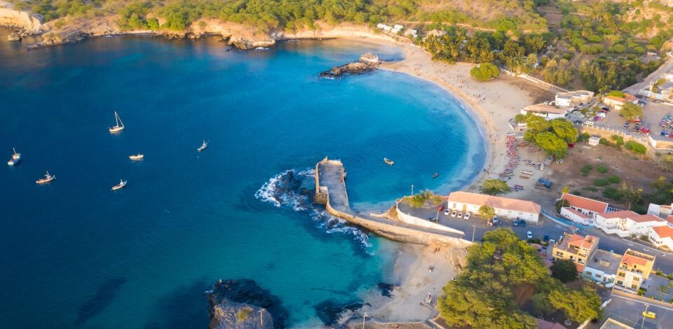 Contemplar praias e recortes geográficos cénicos